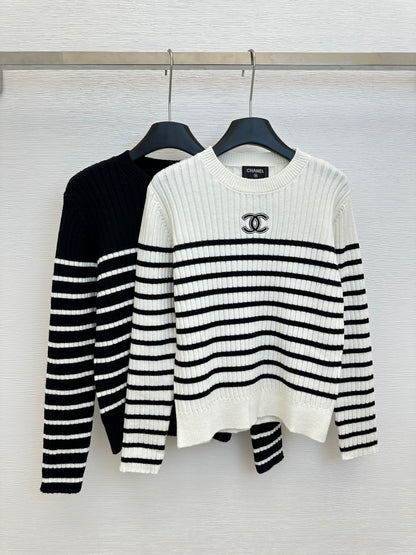 Vertical stripe knitted round neck long sleeves