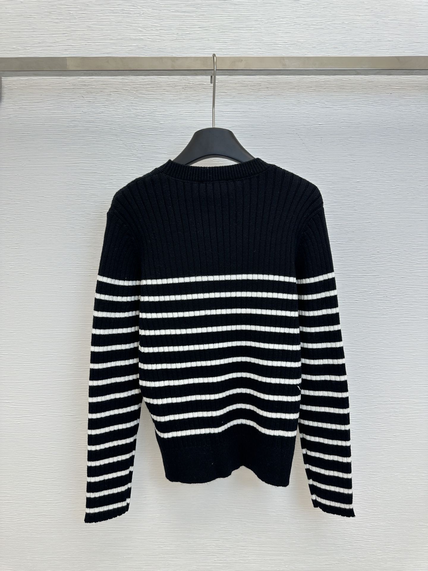 Vertical stripe knitted round neck long sleeves