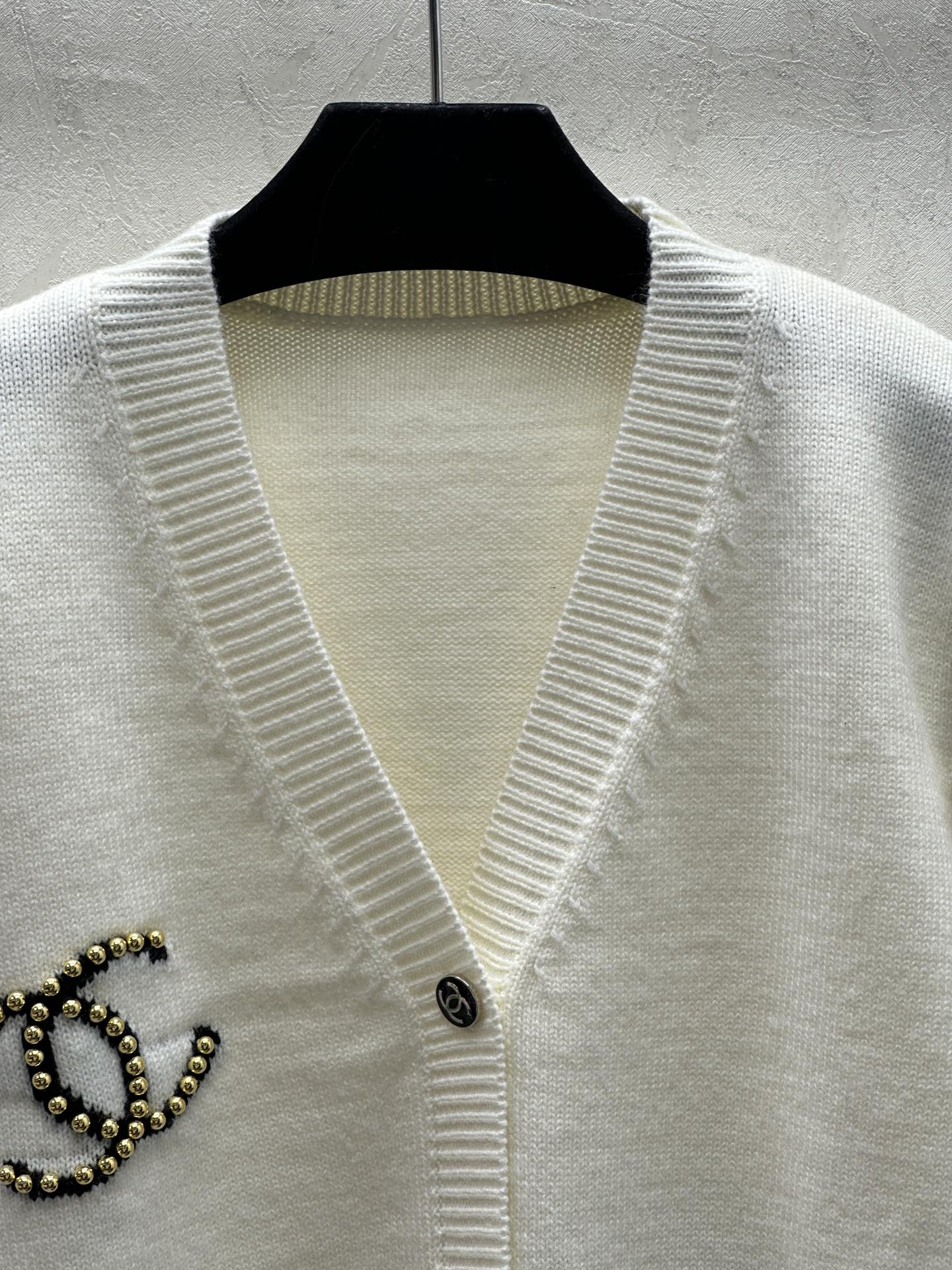 Simple contrasting letter logo jacquard beaded knitted v-neck long-sleeved cardigan