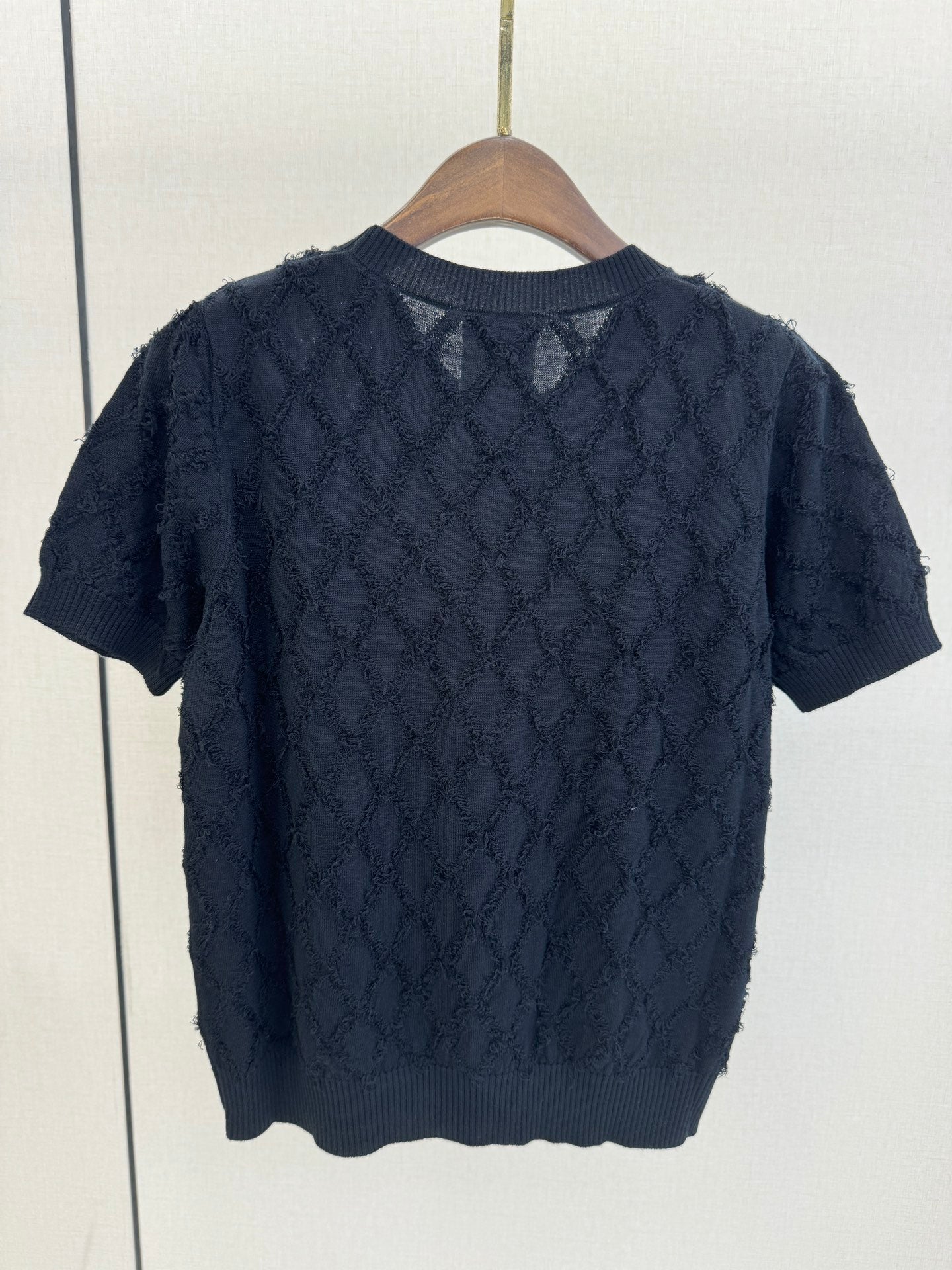 Round neck logo knitted T-shirt on the chest