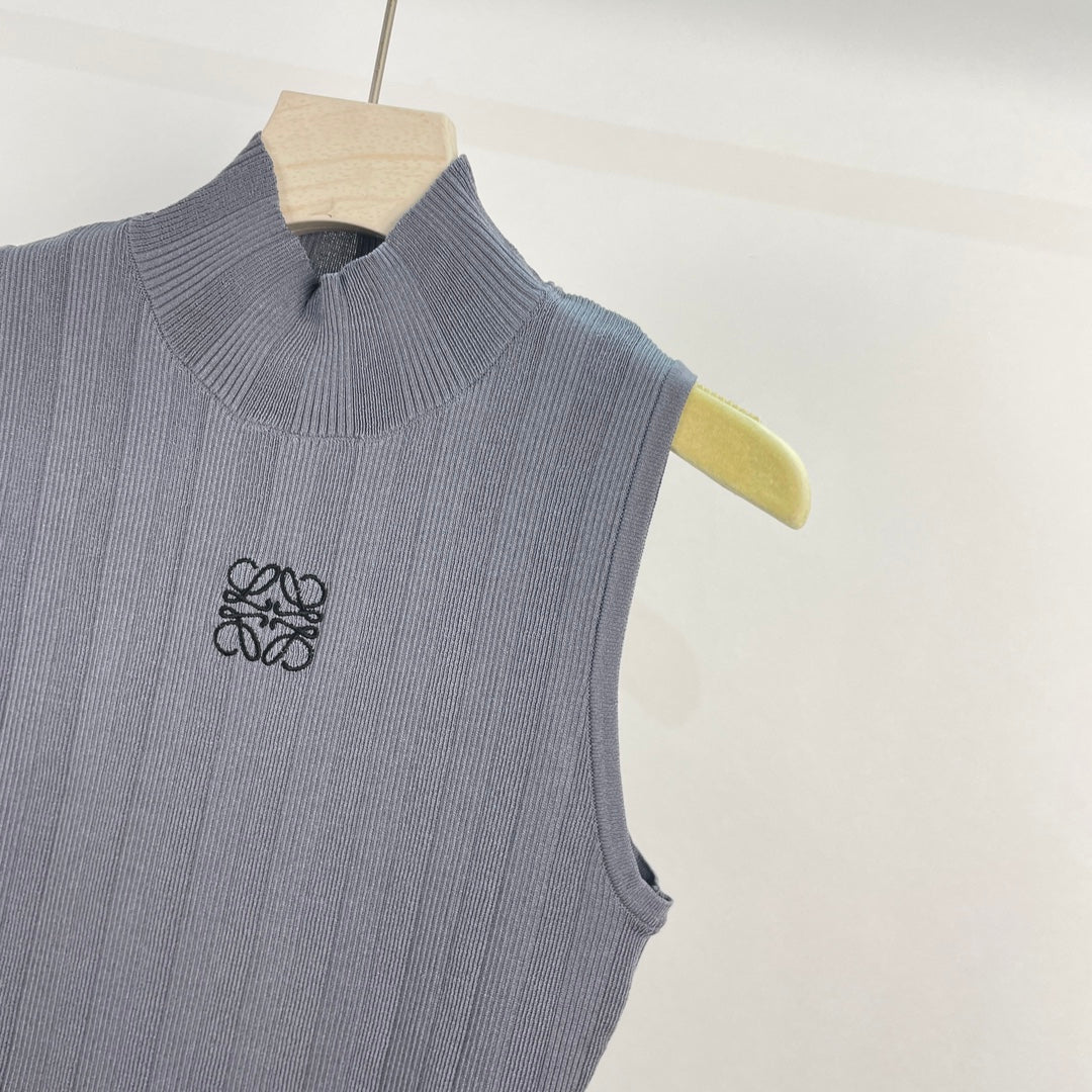 Half turtleneck tank top with embroidered logo on the chest