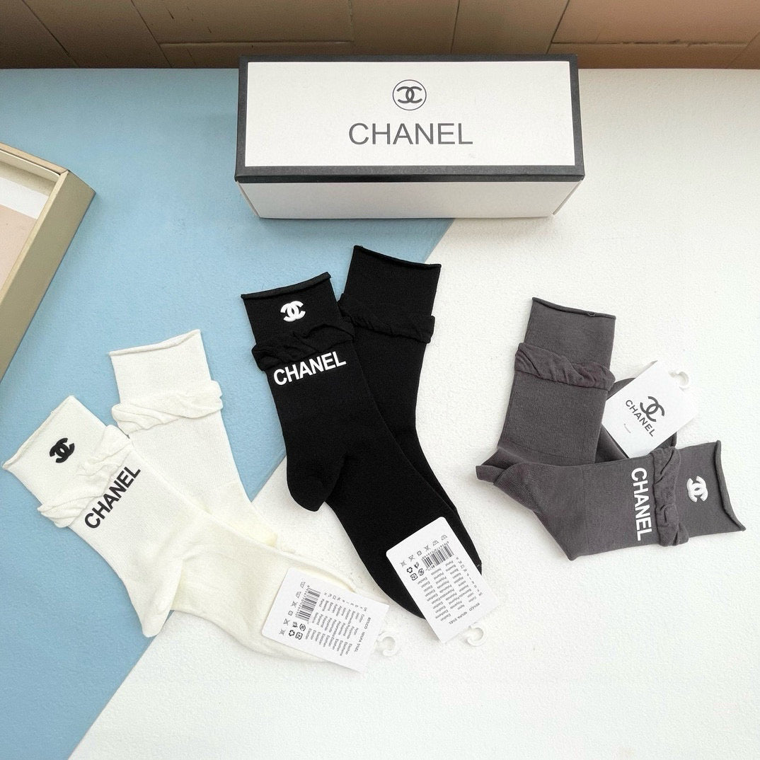 【Three pairs in one box】🌟Mid-calf socks