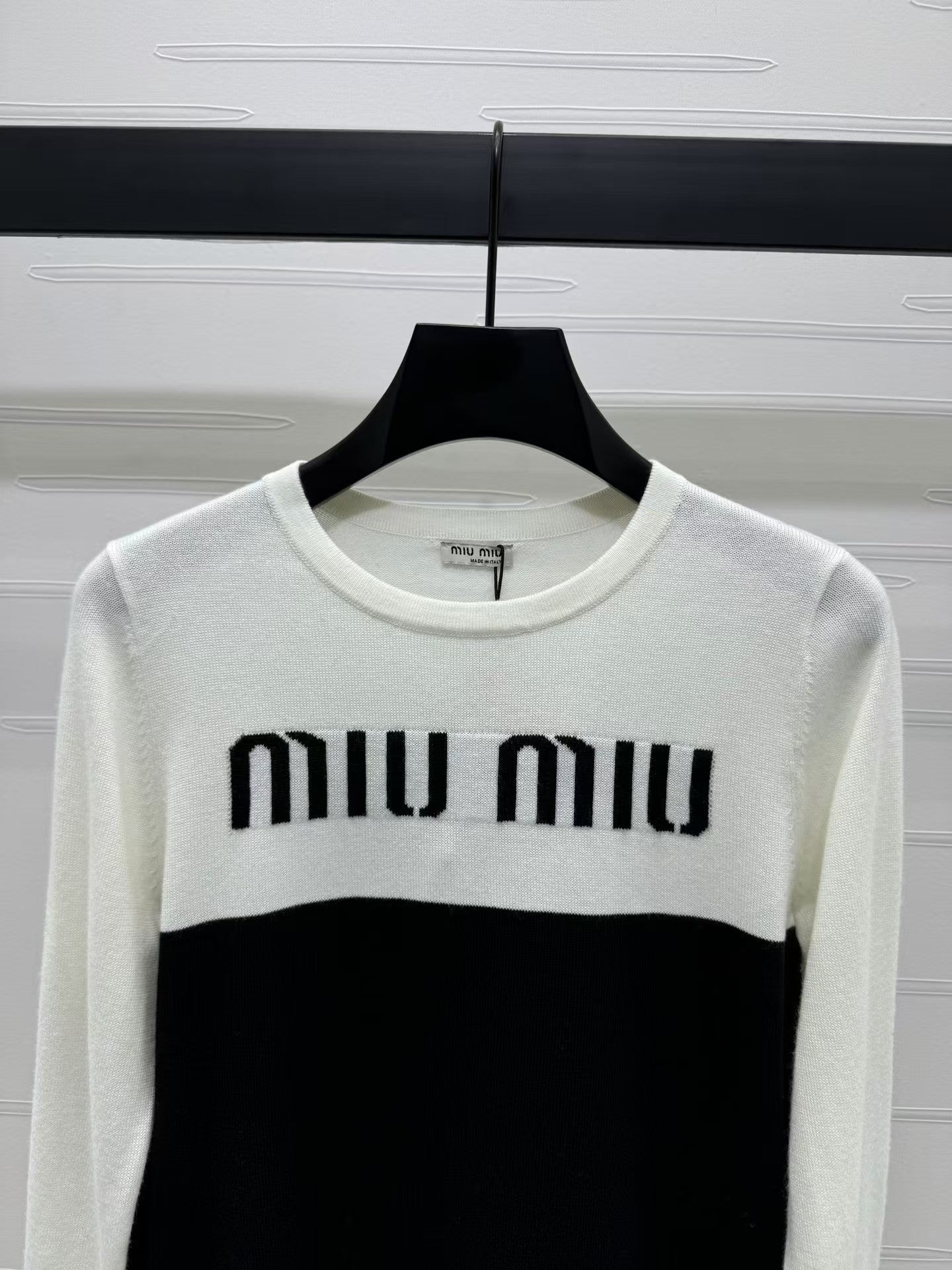 New knitted long sleeve top