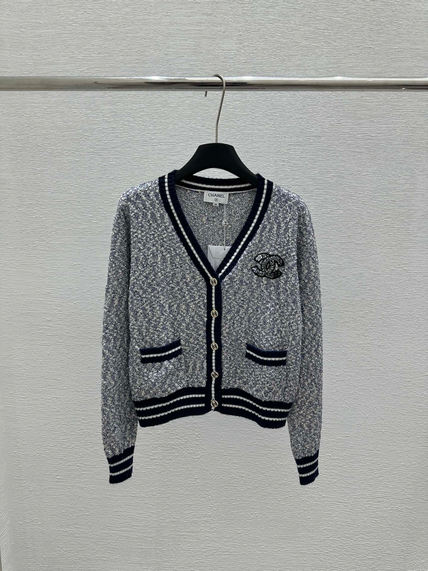 Autumn and winter new v-neck collision striped edge sequins logo knit cardigan jacket