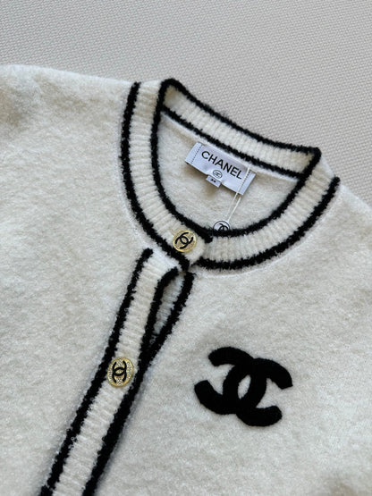 Knitted round neck long sleeve cardigan jacket with double c letter logo on the clashing edges