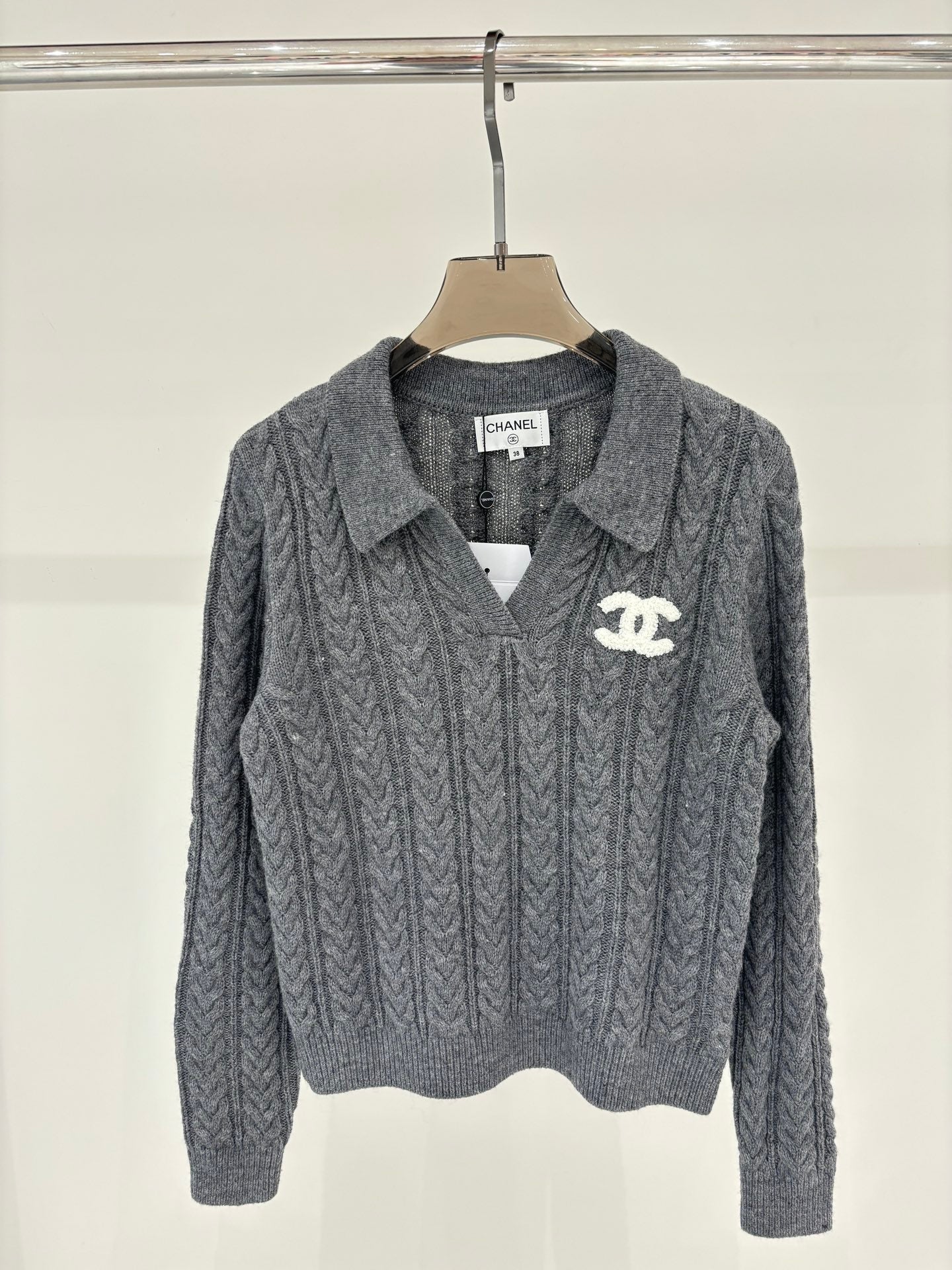 Autumn and winter new lapel three-dimensional logo jacquard simple loose knit top!