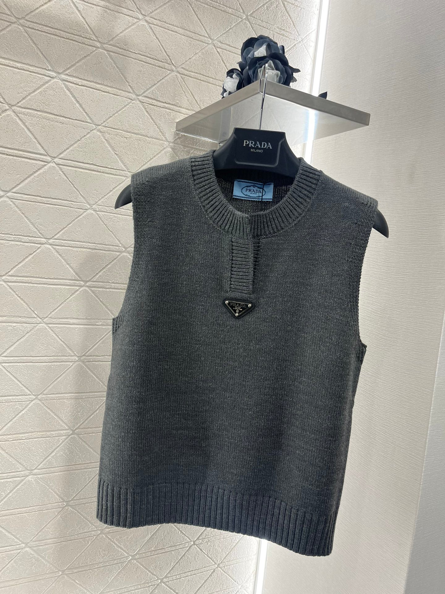 crew neck knitted vest