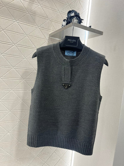 crew neck knitted vest