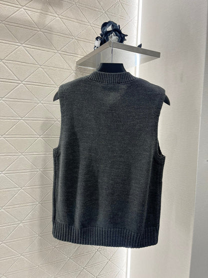 crew neck knitted vest