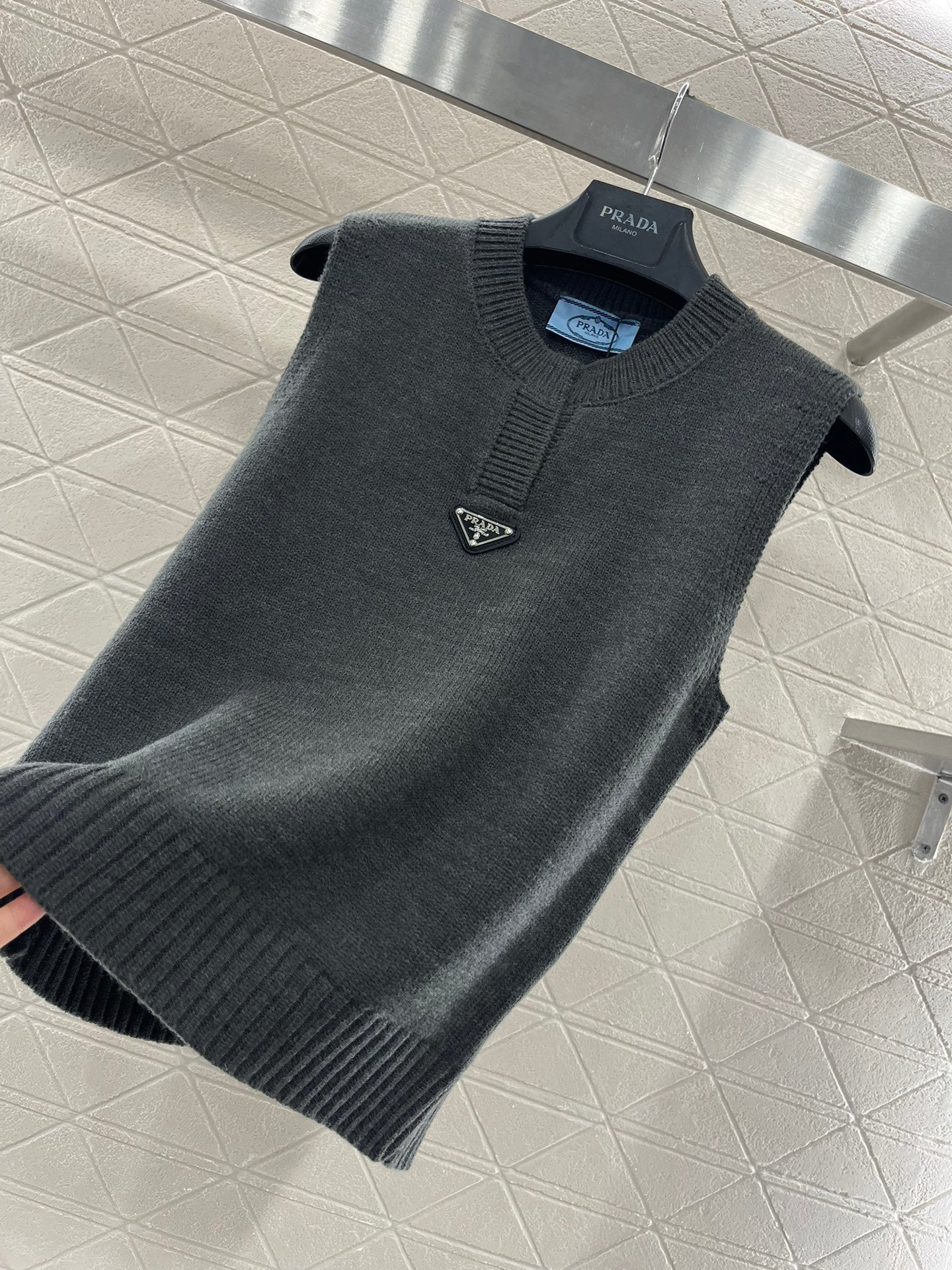 crew neck knitted vest