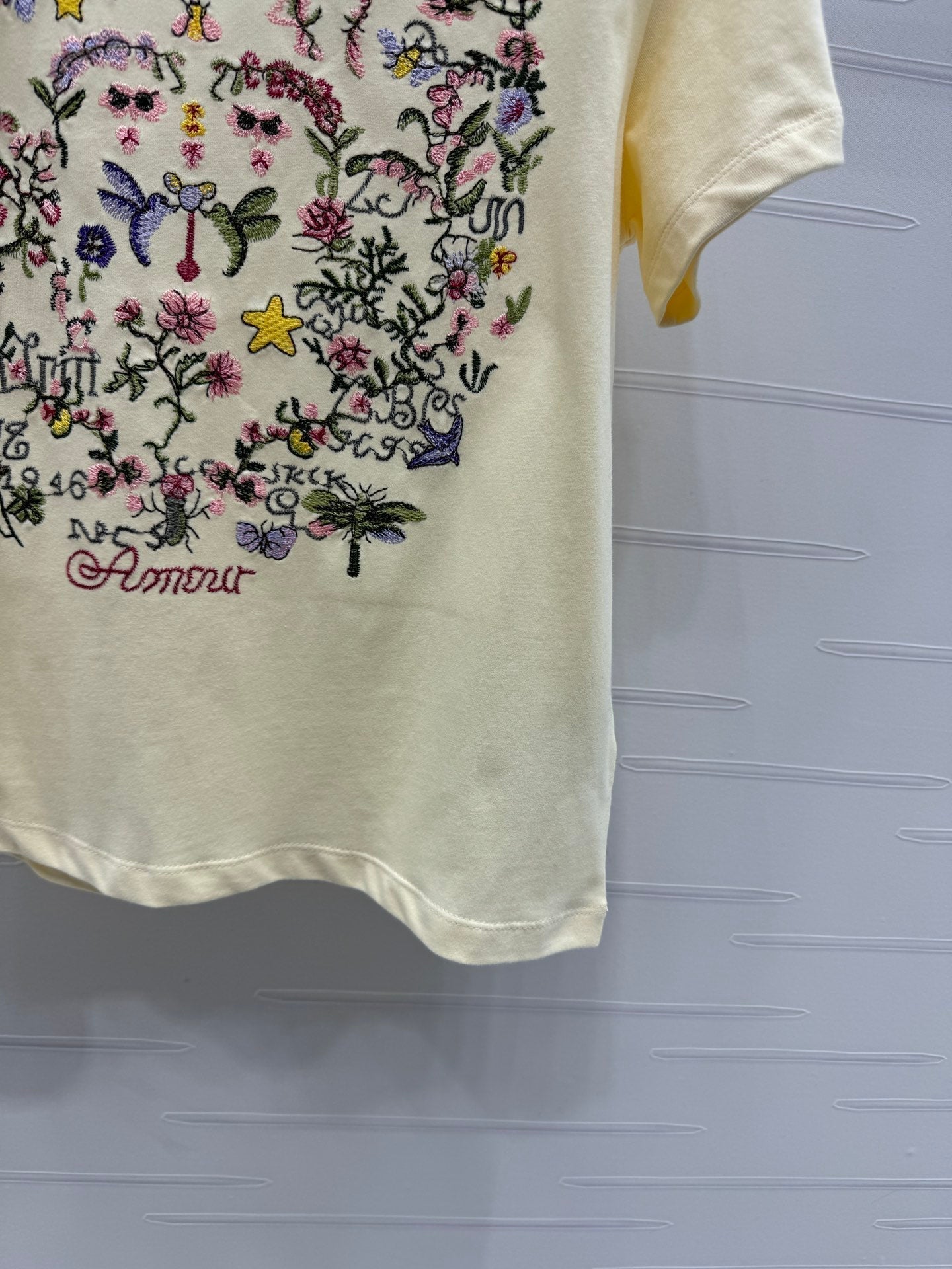 Embroidered round neck short-sleeved T-shirt