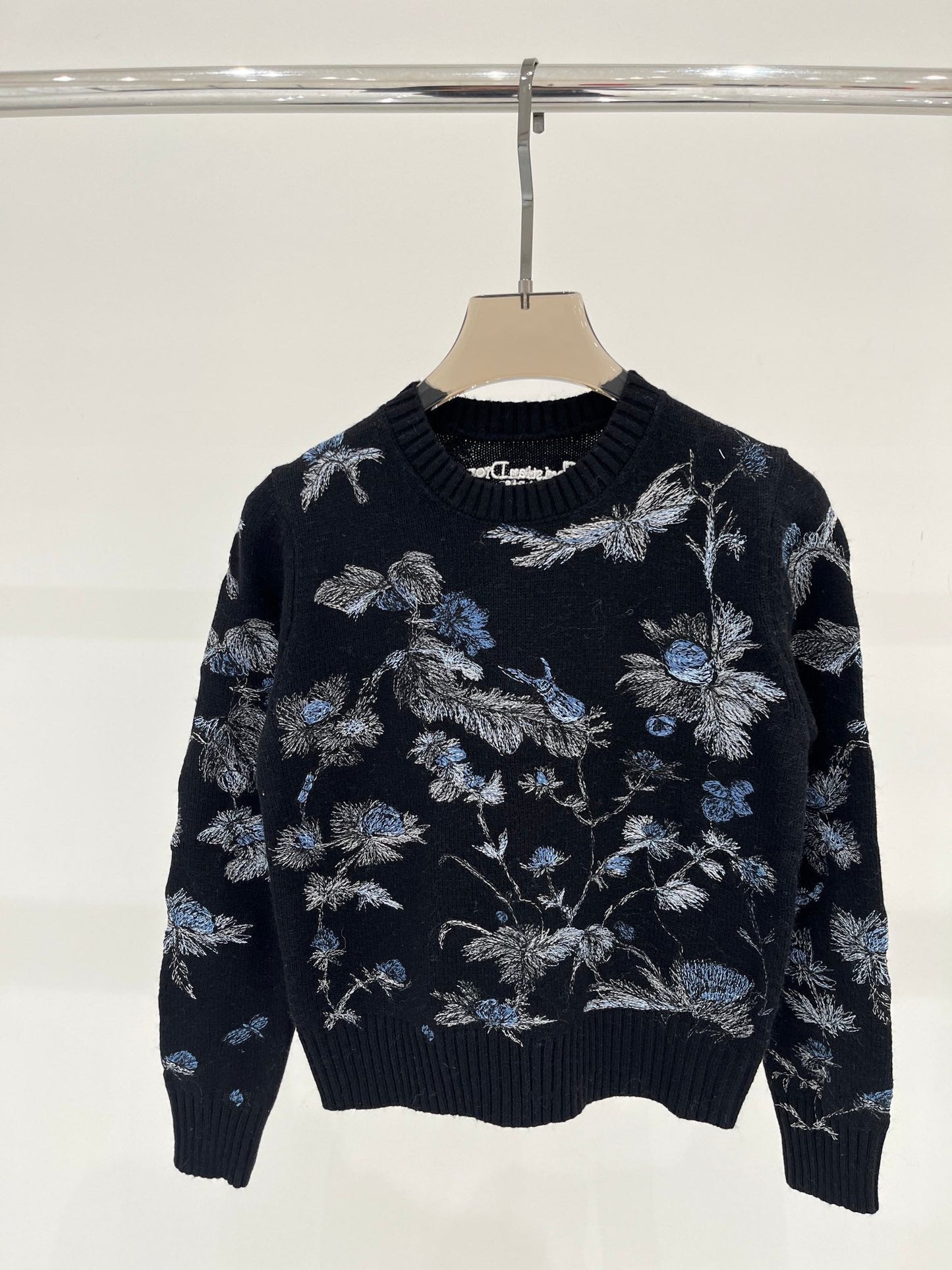 Floral pattern lettering embroidered casual knitted sweater