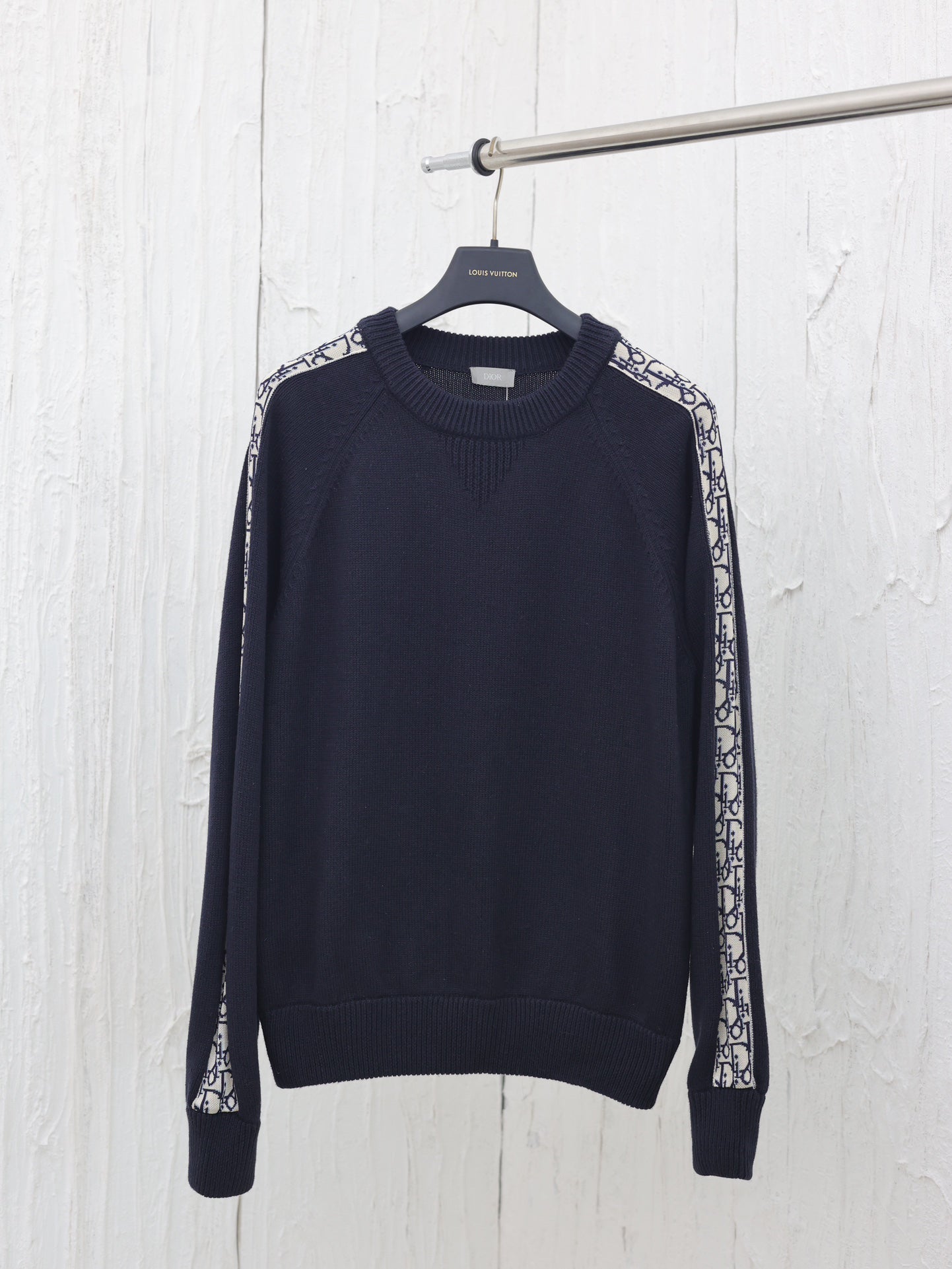 Knitted crew neck sweater with jacquard sleeves