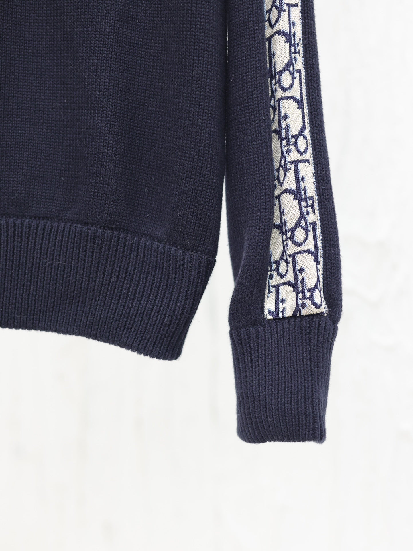 Knitted crew neck sweater with jacquard sleeves