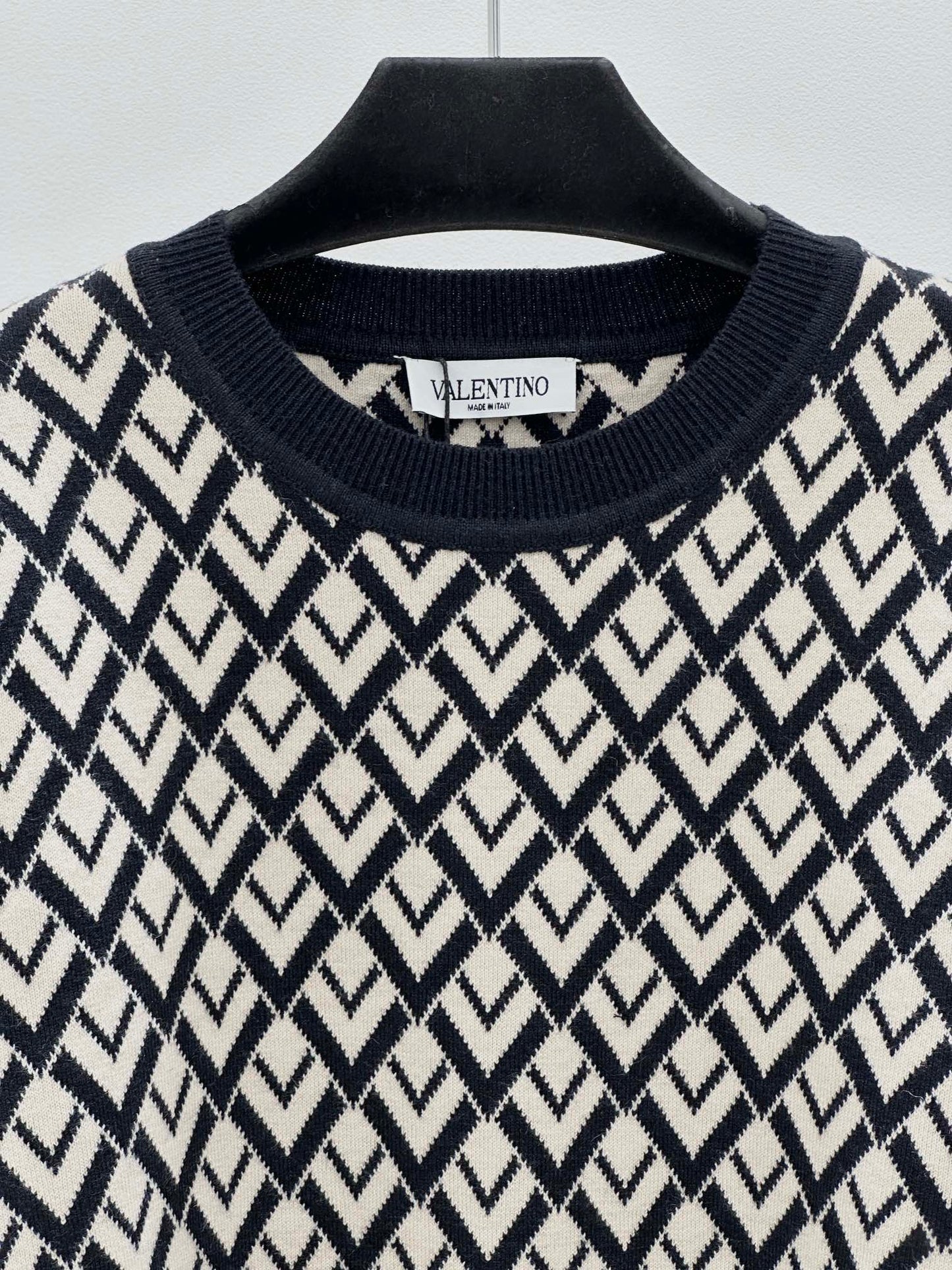 Contrast triangle pattern jacquard knit crew neck short sleeves