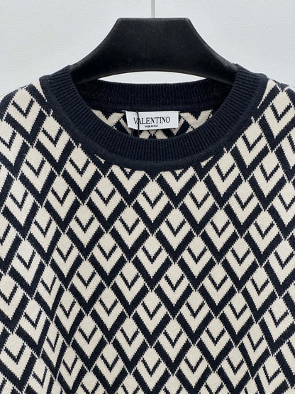 Contrast triangle pattern jacquard knit crew neck short sleeves