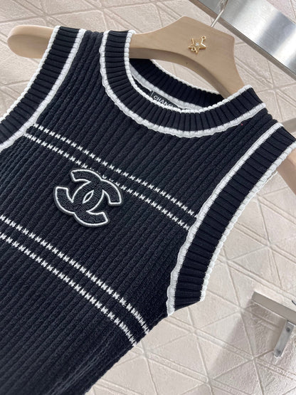 Round neck slim fit knitted vest