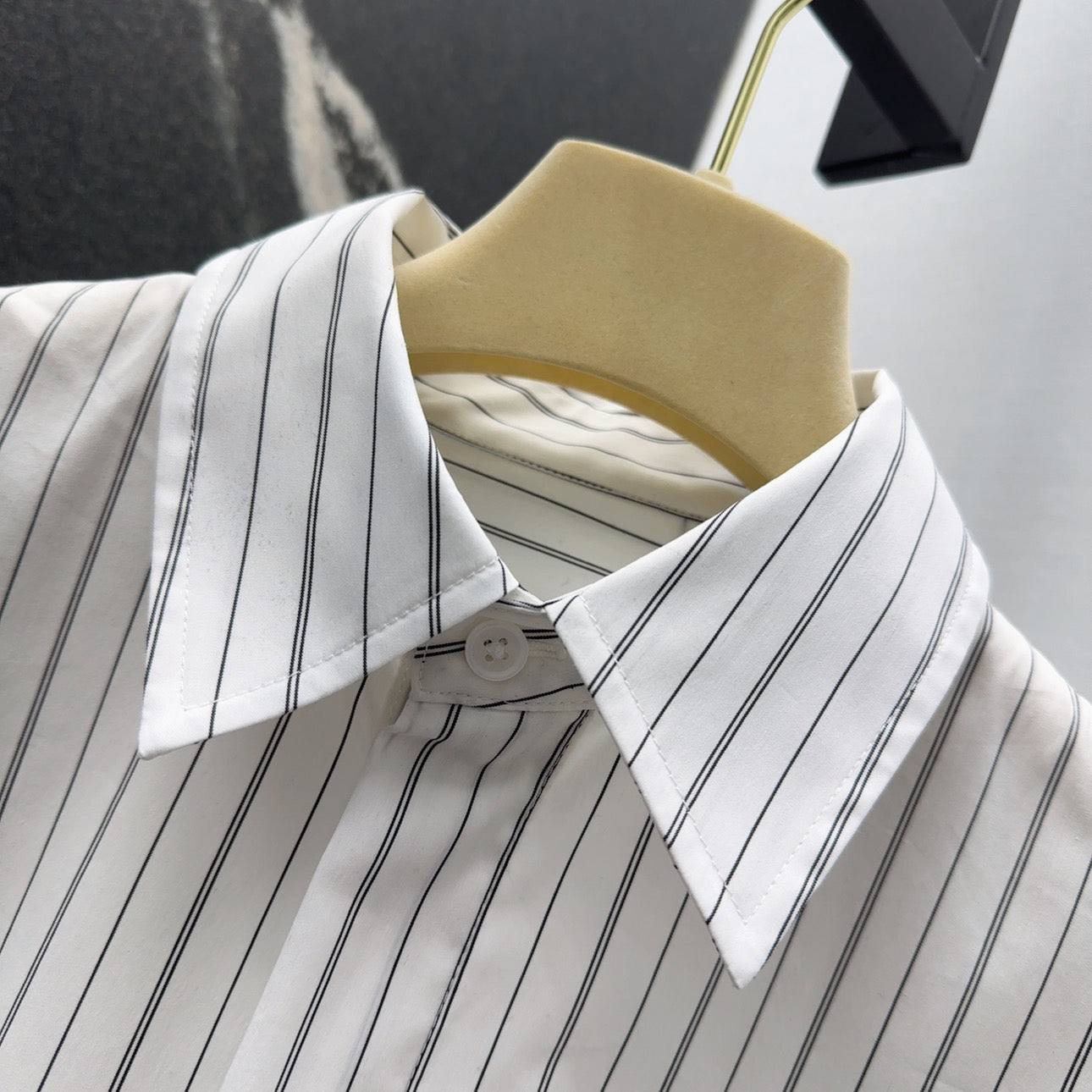 ew arrival in early spring: waisted striped white shirt