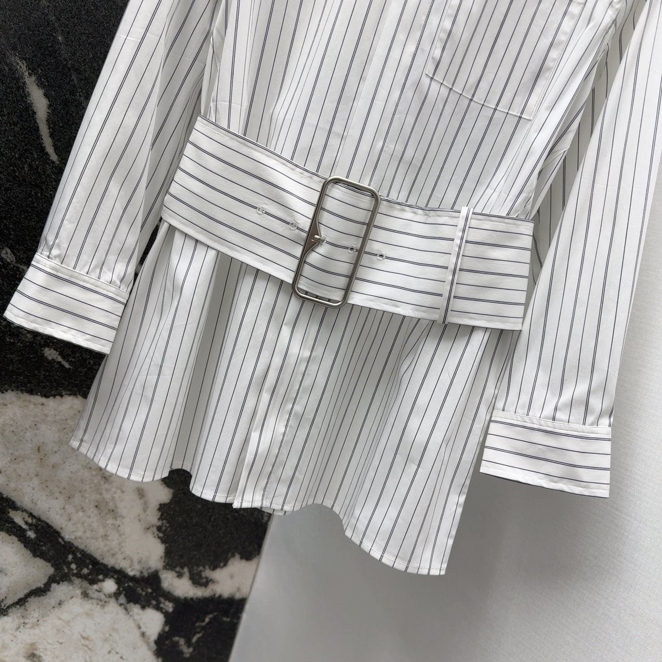 ew arrival in early spring: waisted striped white shirt