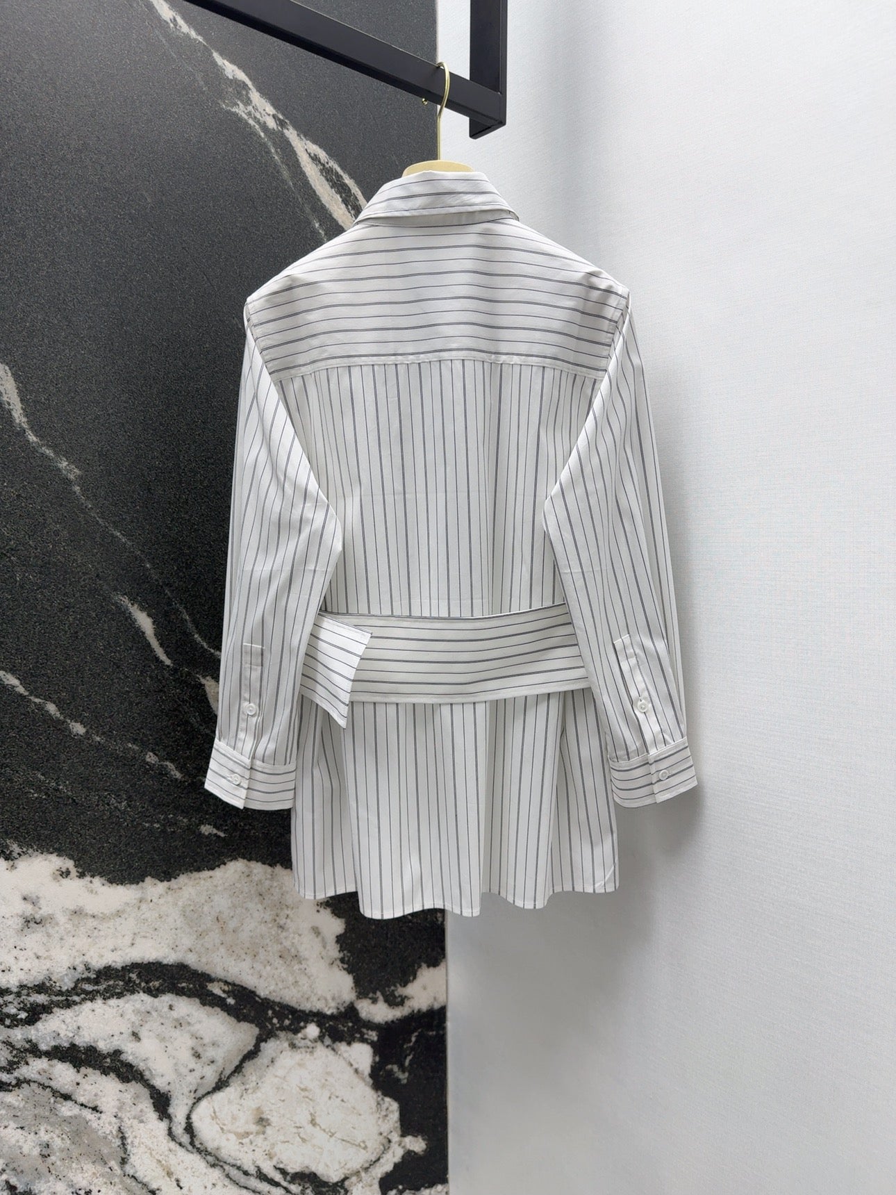 ew arrival in early spring: waisted striped white shirt