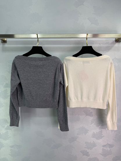 Off-shoulder knitted long sleeves