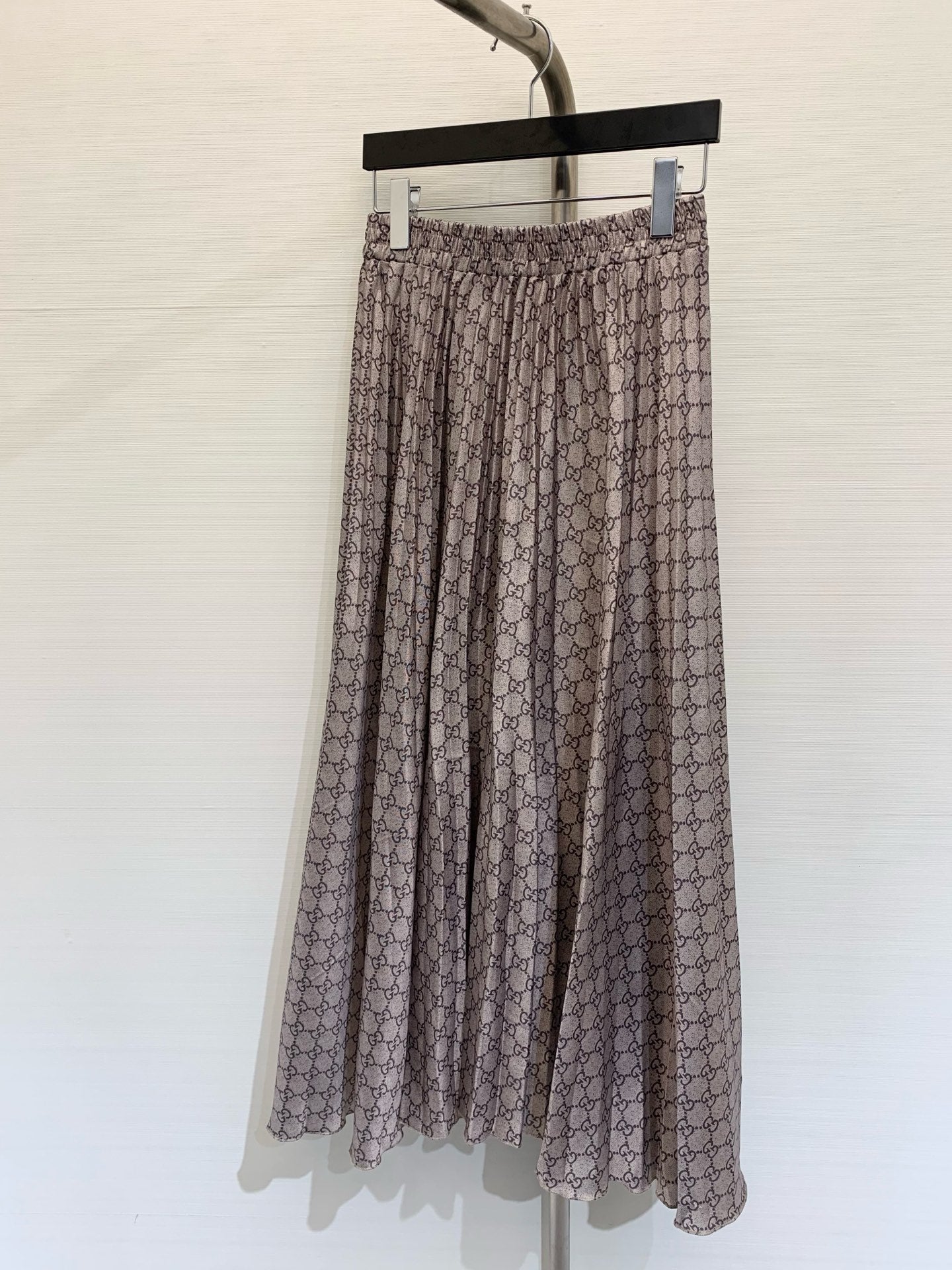 Lettering print pleated long skirt