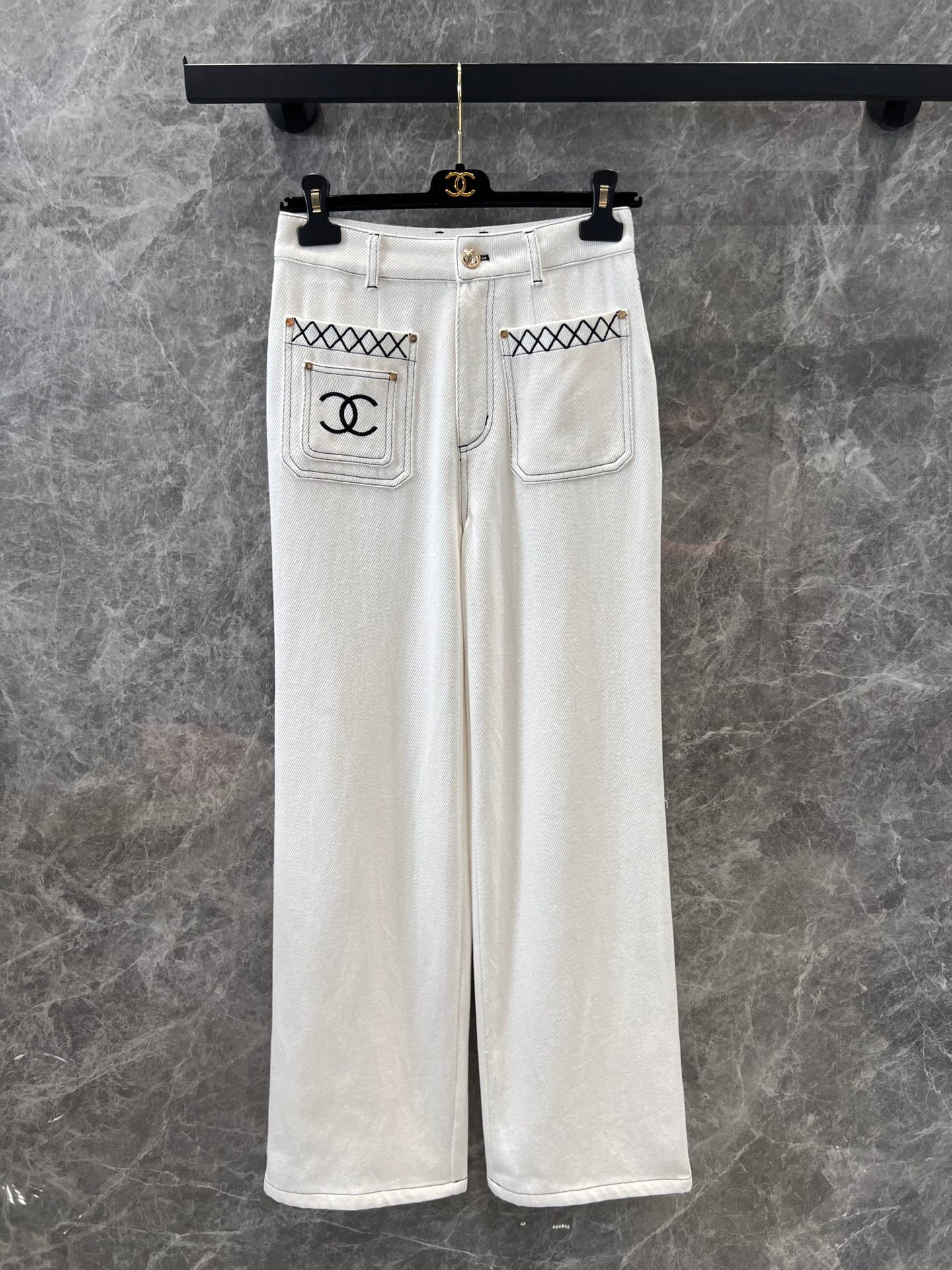 White straight jeans with embroidery and double pockets