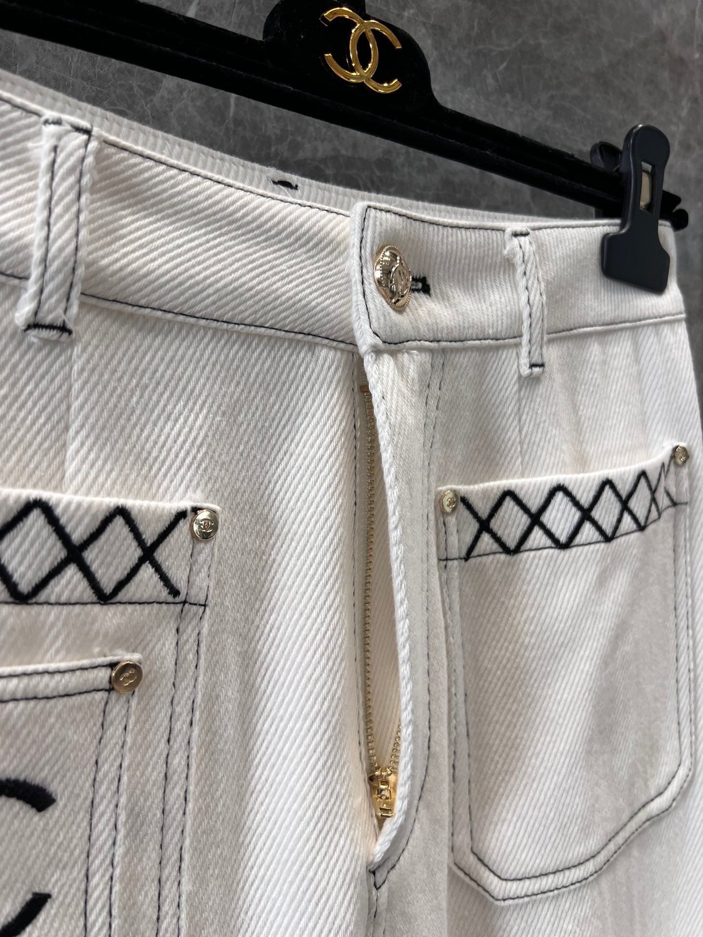 White straight jeans with embroidery and double pockets