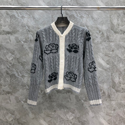 Women's five-button cardigan with thick-knit roses