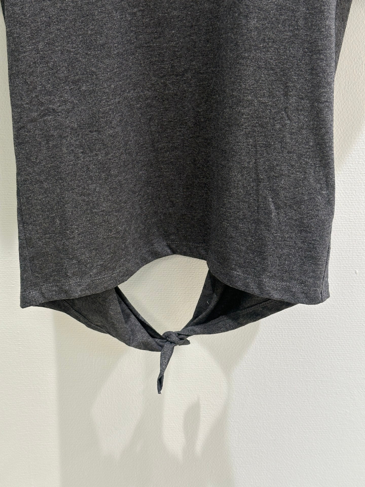 Short sleeves with cut-out bow at the back