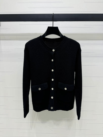 Crew neck knitted cardigan