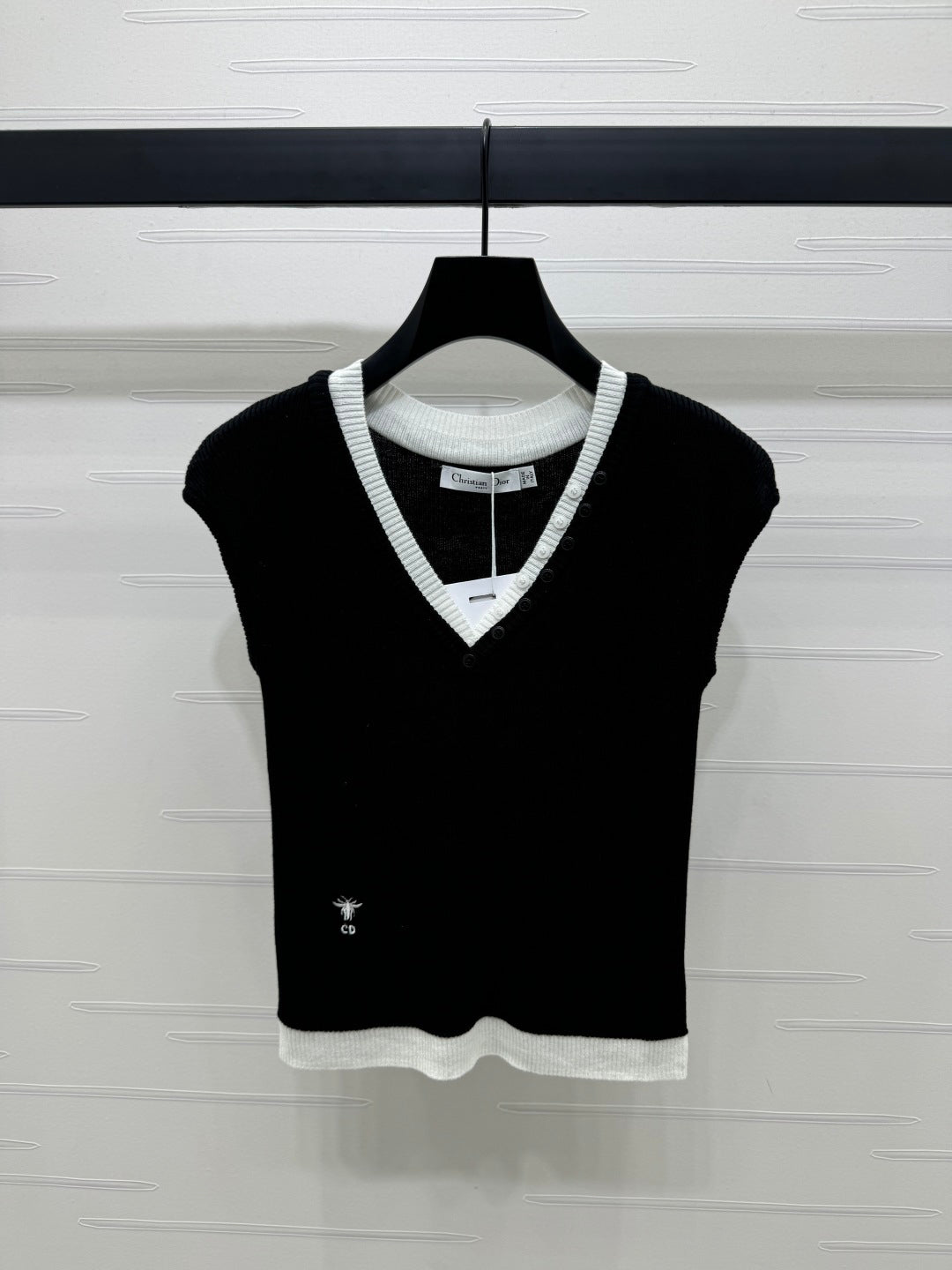 Contrast color fake two piece knit vest