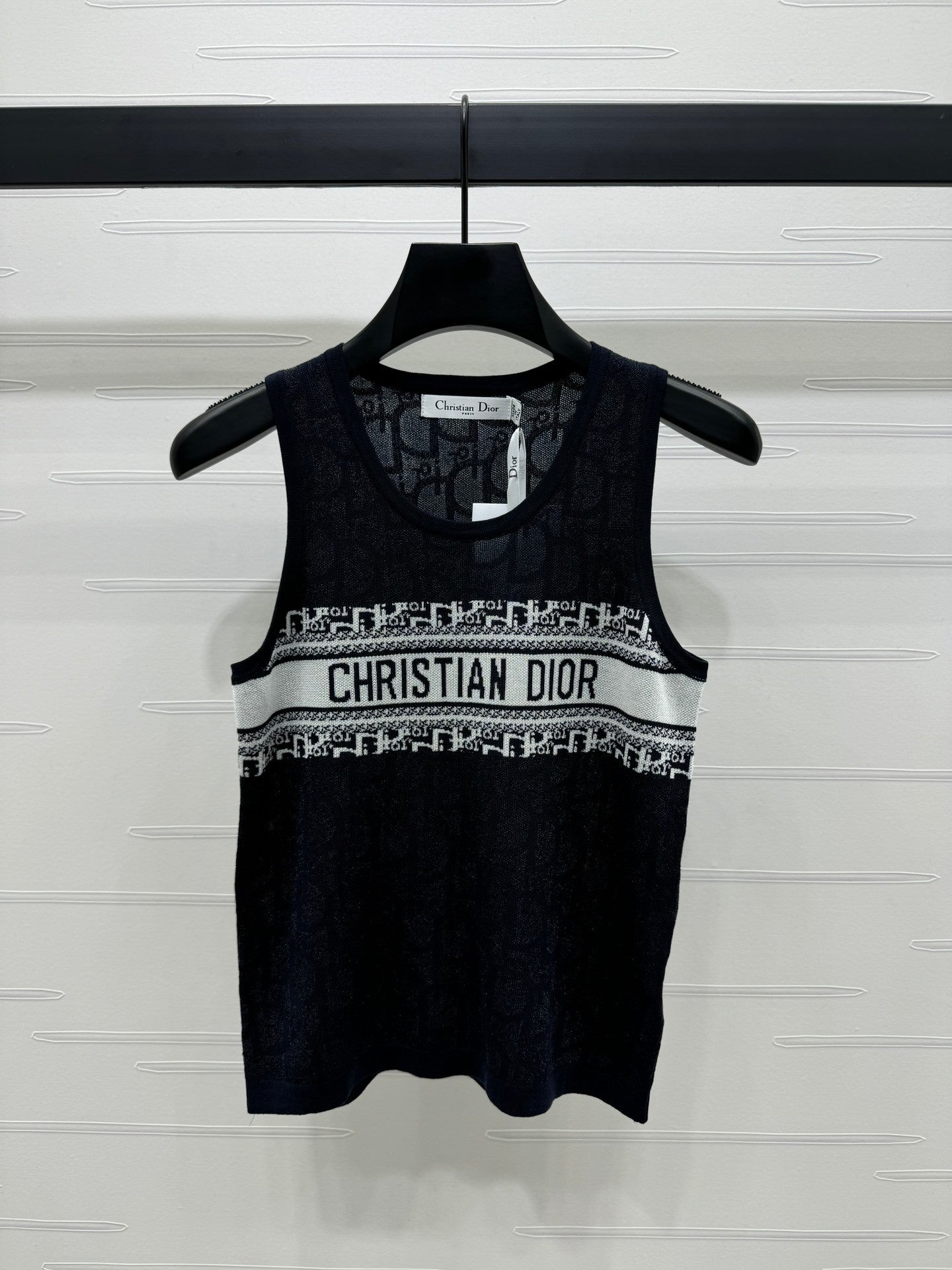 Contrast logo knitted vest