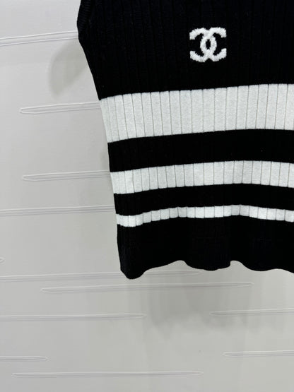 Contrast striped knitted vest