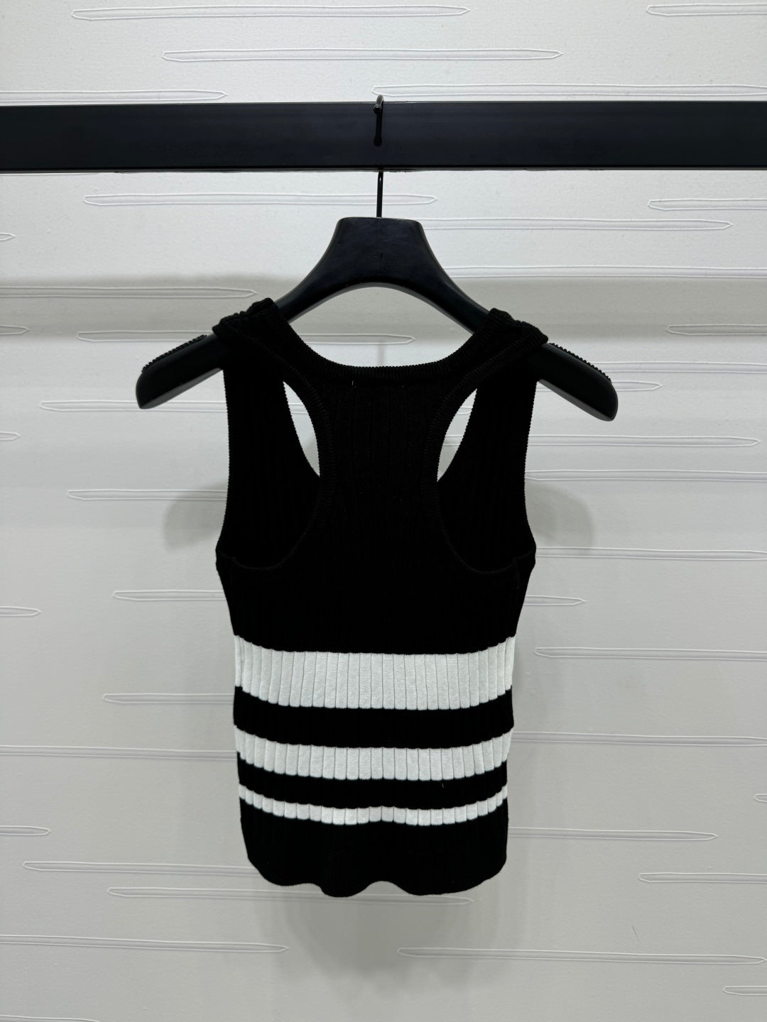 Contrast striped knitted vest