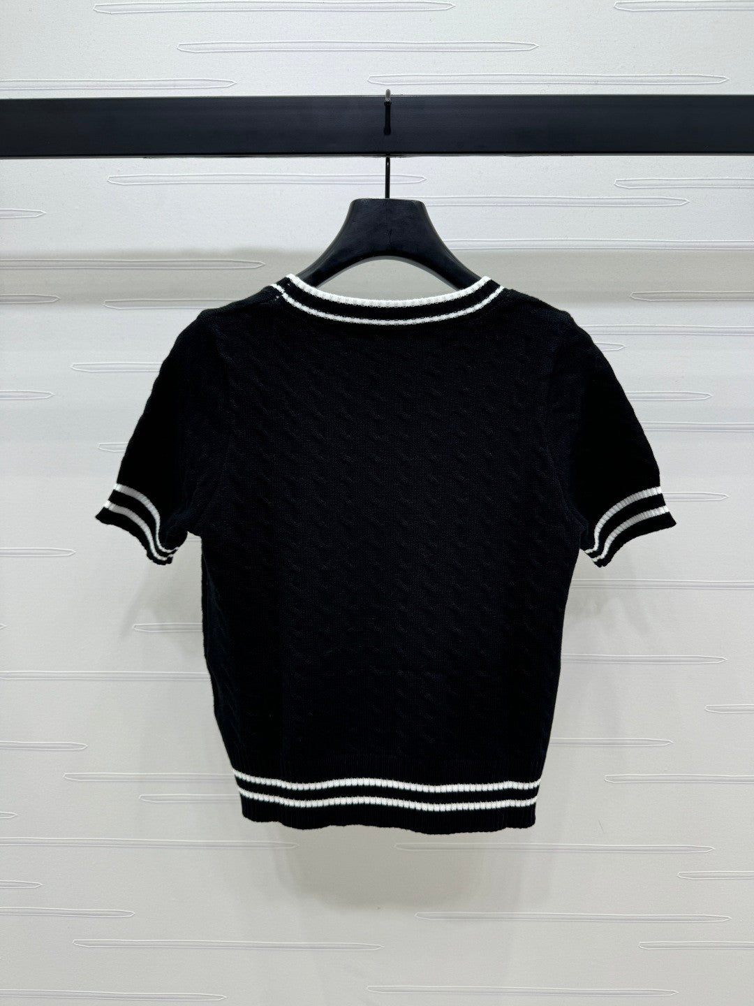 Twisted dark knit short sleeves