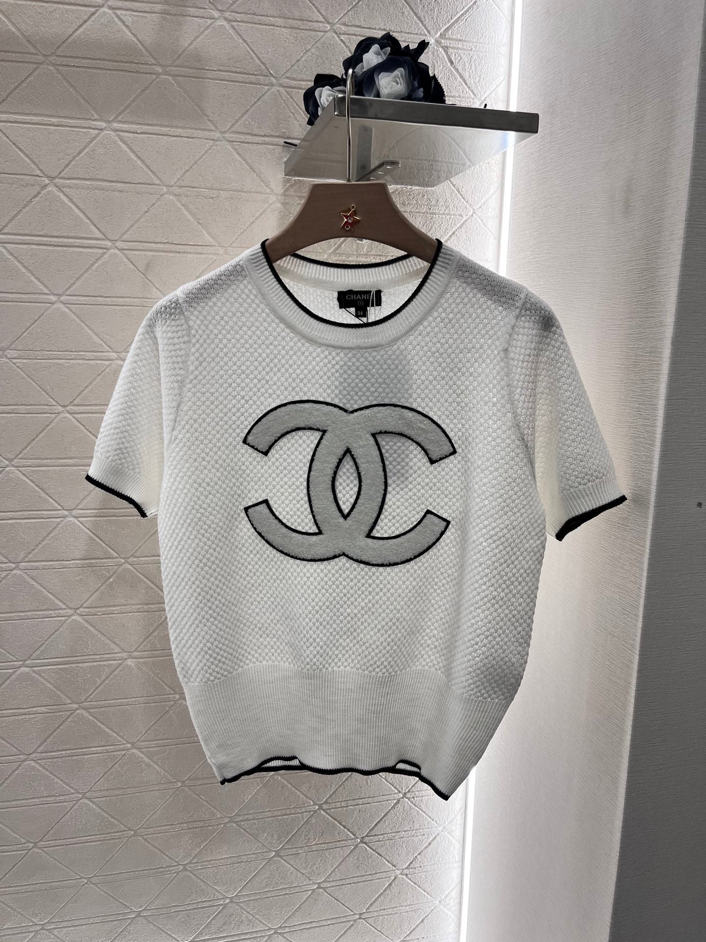 Knitted short sleeves with logo cutout