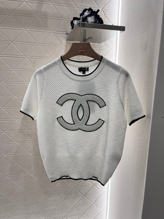 Knitted short sleeves with logo cutout