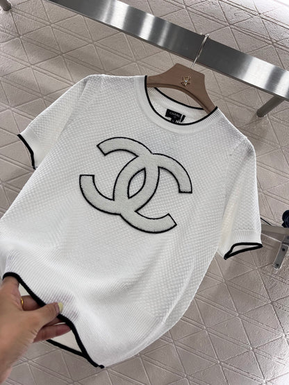 Knitted short sleeves with logo cutout