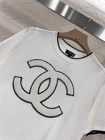 Knitted short sleeves with logo cutout