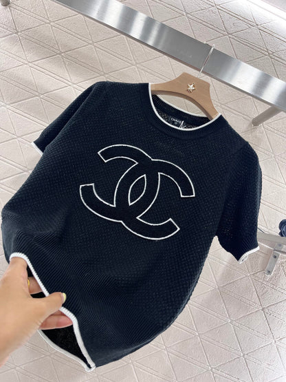 Knitted short sleeves with logo cutout