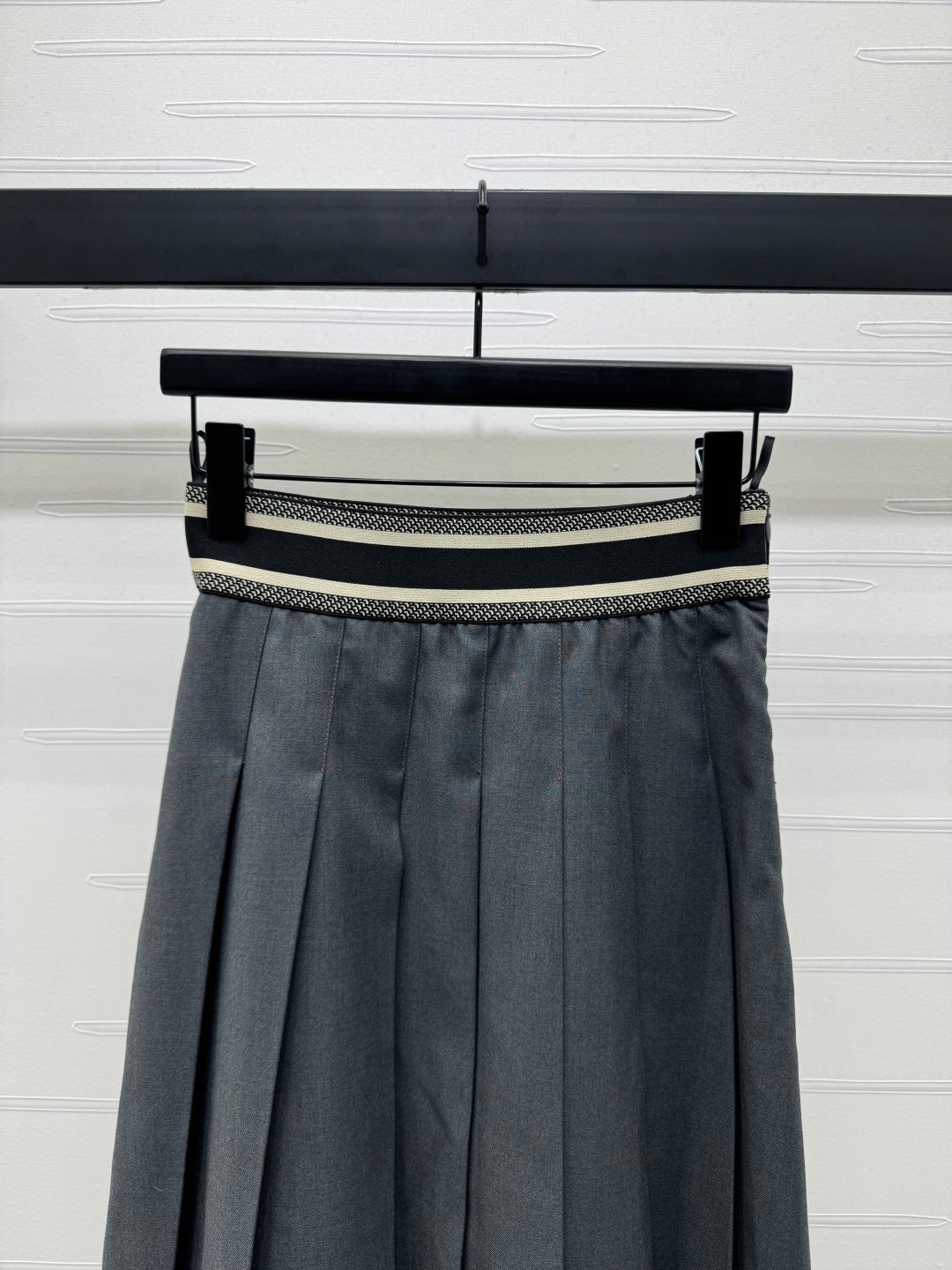 Elastic waist pleated skirt