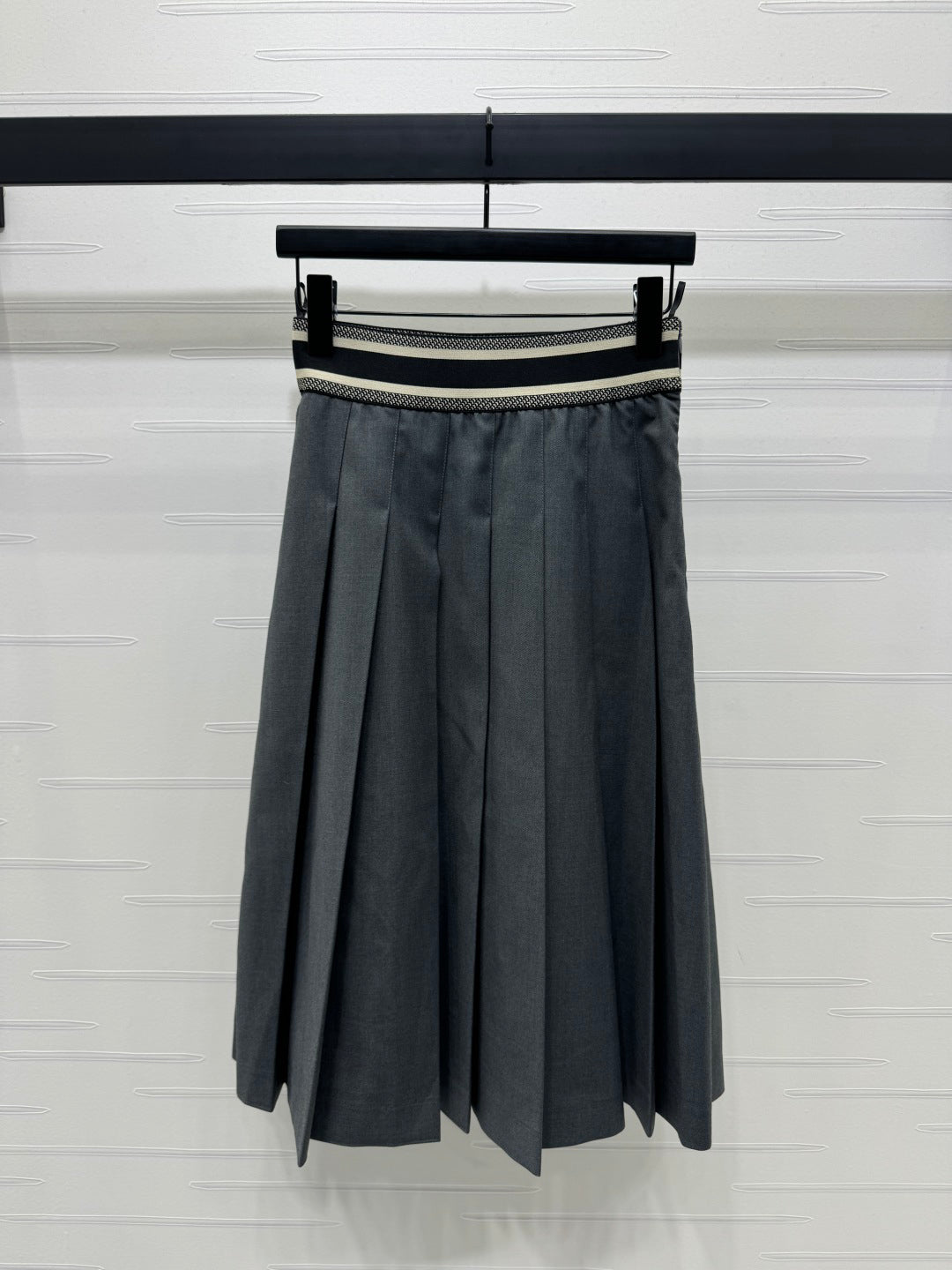 Elastic waist pleated skirt