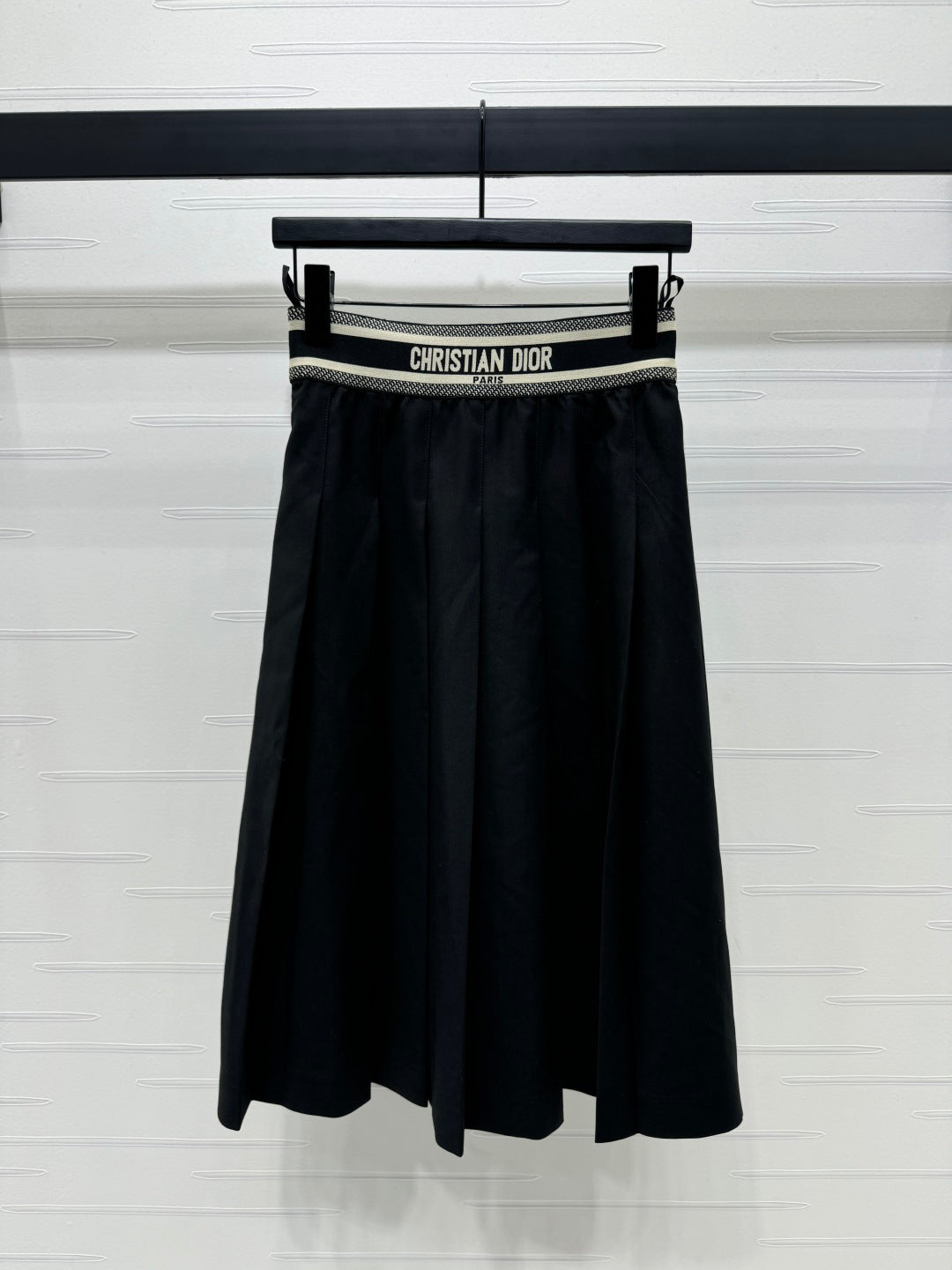 Elastic waist pleated skirt