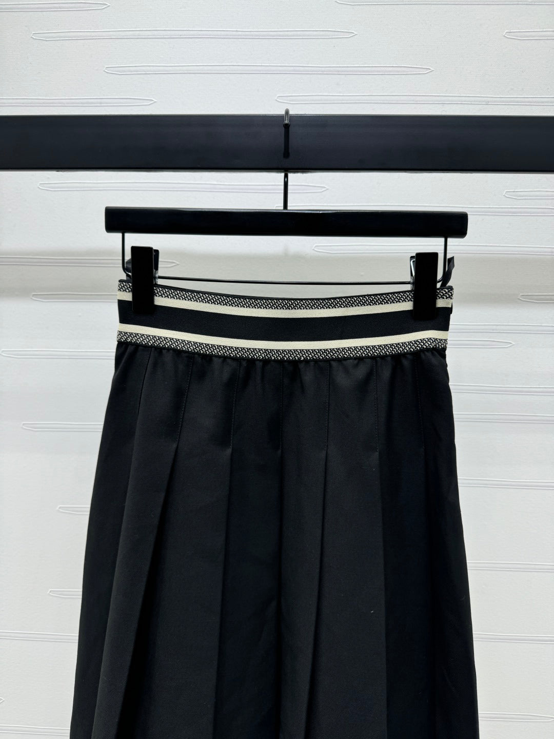 Elastic waist pleated skirt