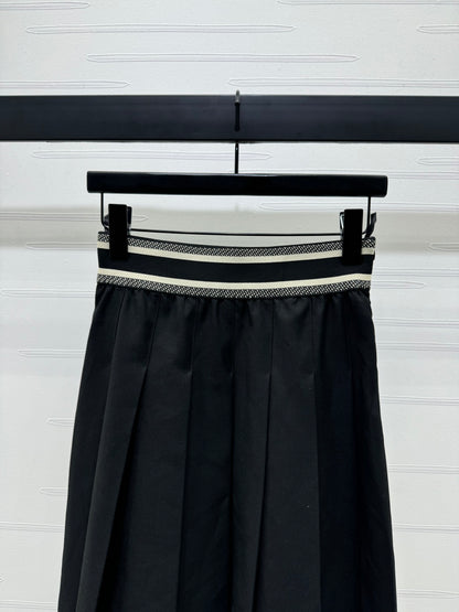 Elastic waist pleated skirt