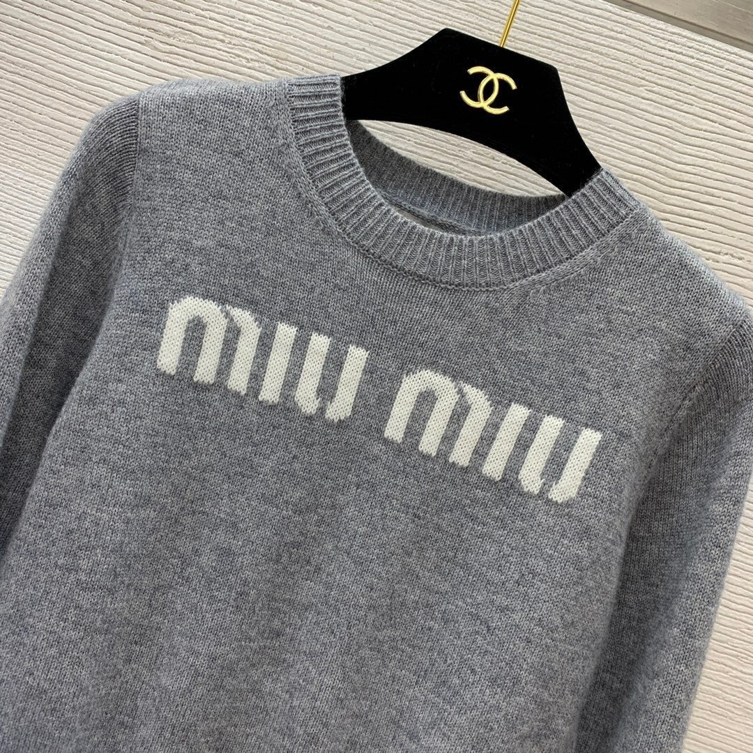 Soft and skin-friendly fashionable and simple letter knitted top