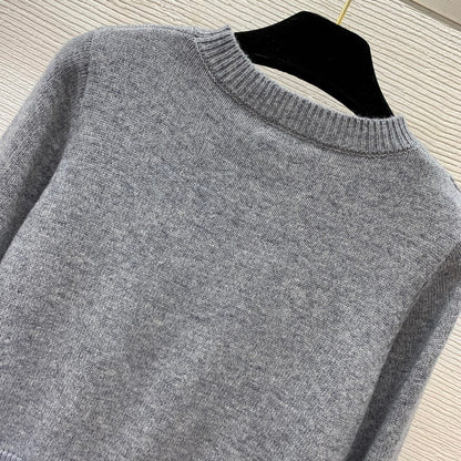 Soft and skin-friendly fashionable and simple letter knitted top