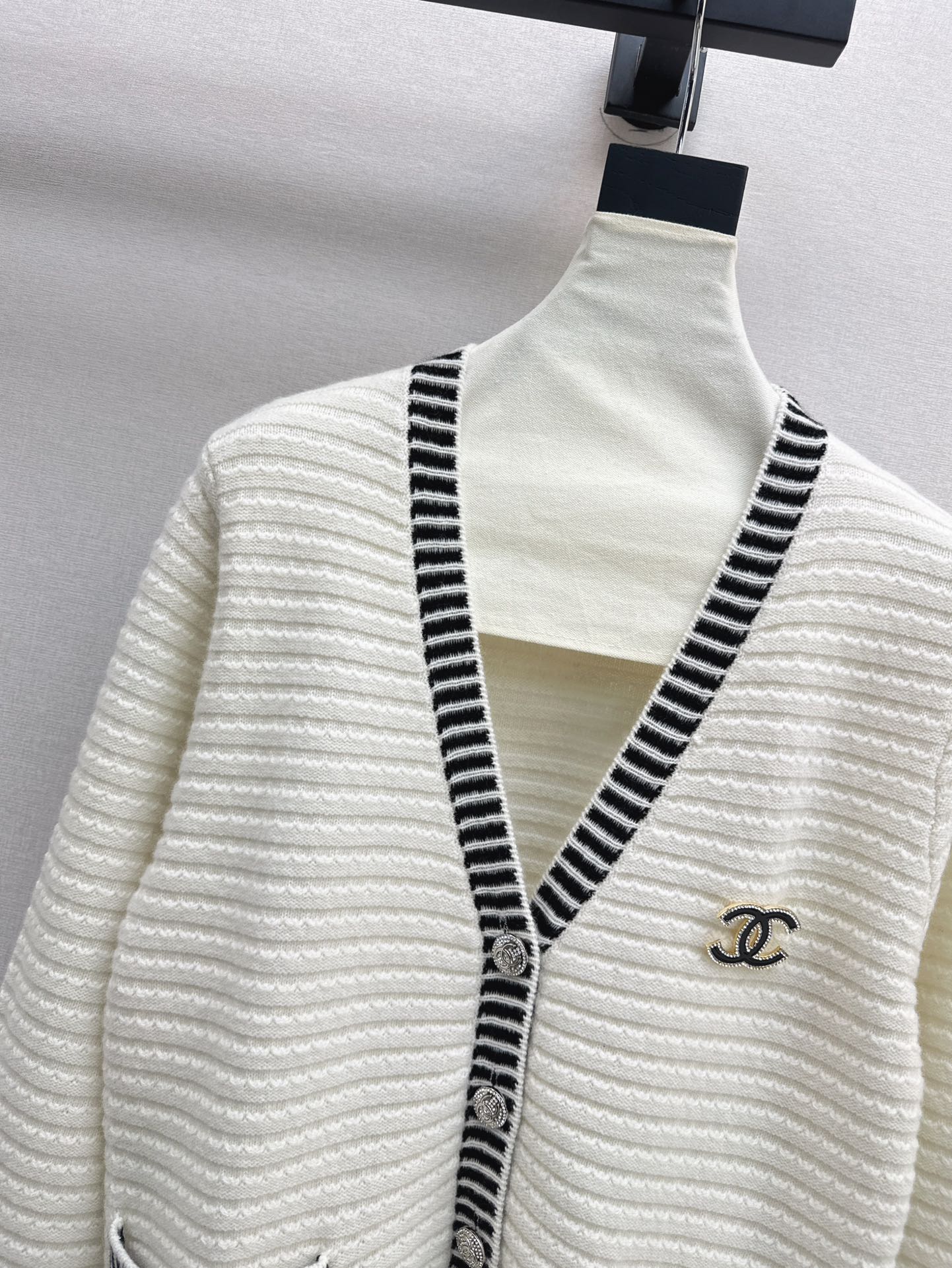 New contrast color V-neck logo knitted cardigan