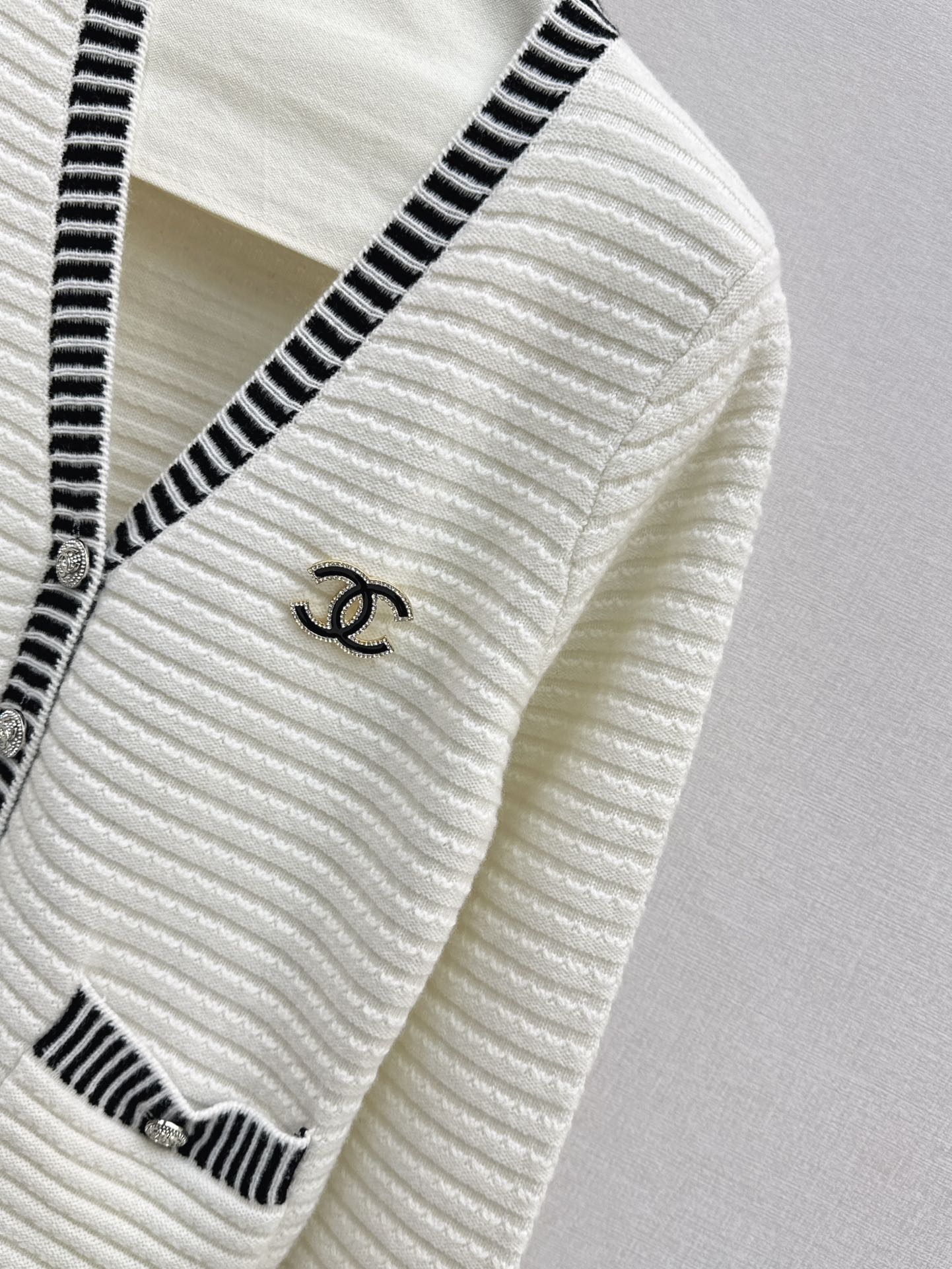 New contrast color V-neck logo knitted cardigan